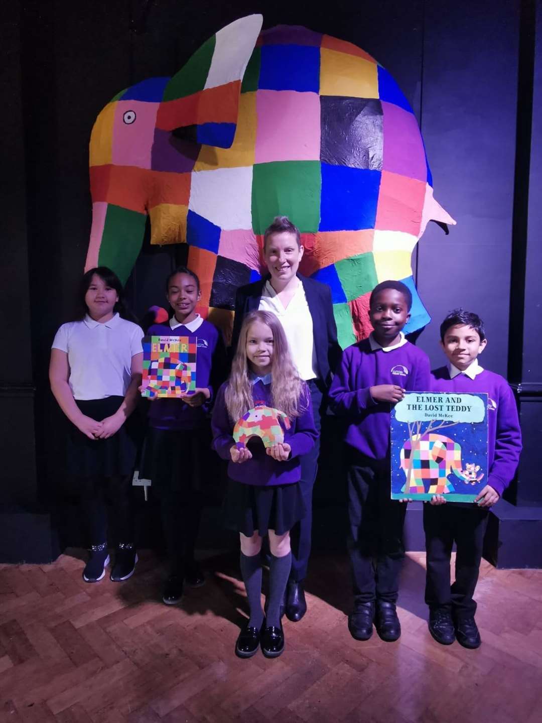 Chatham MP Tracey Crouch with Luton Primary School pupils