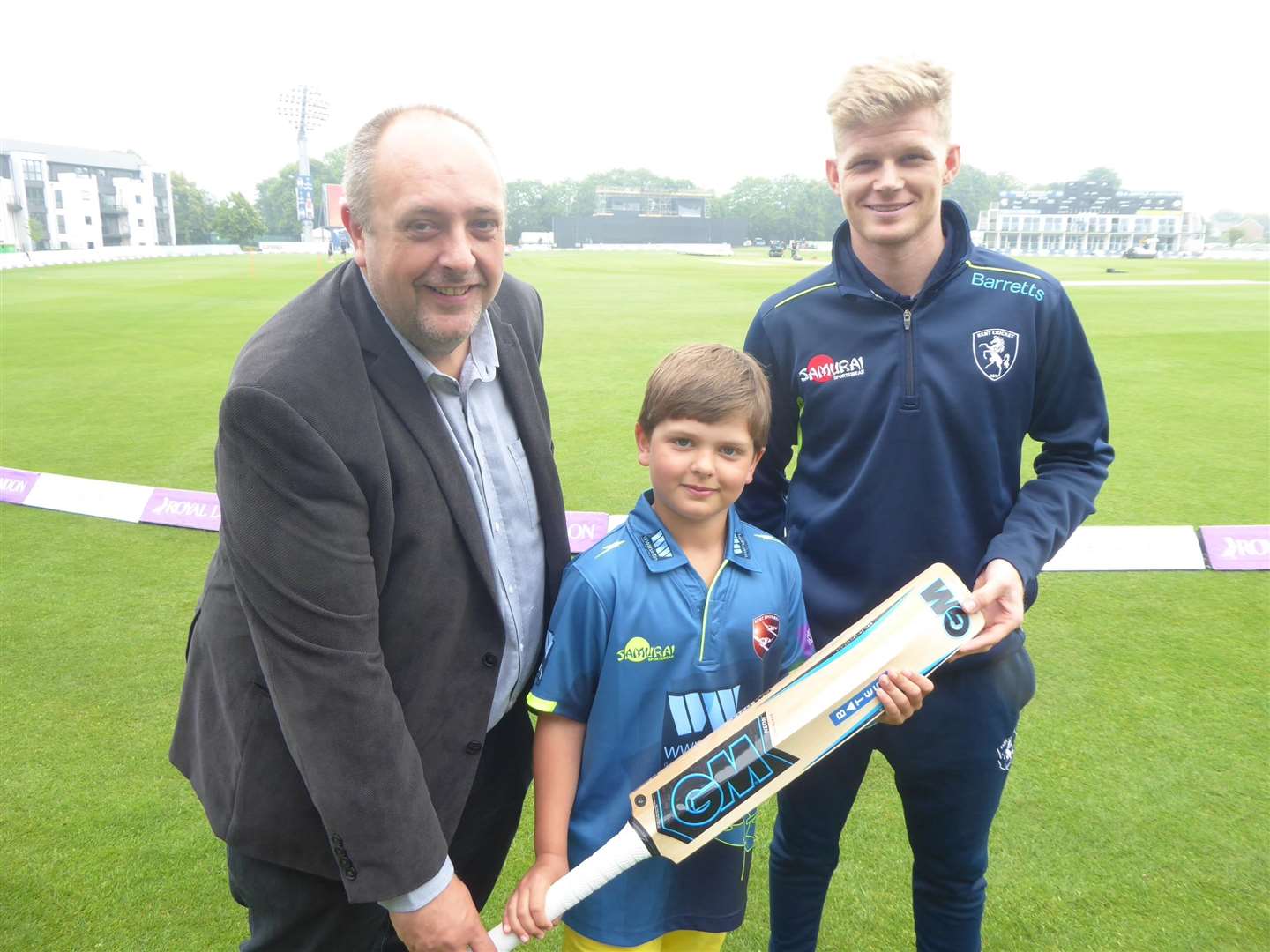 Neil Peck, left, of WW Martin and Captain Sam Billings with Oliver Glewis, 8, of Whitstable Junior School. (2355243)