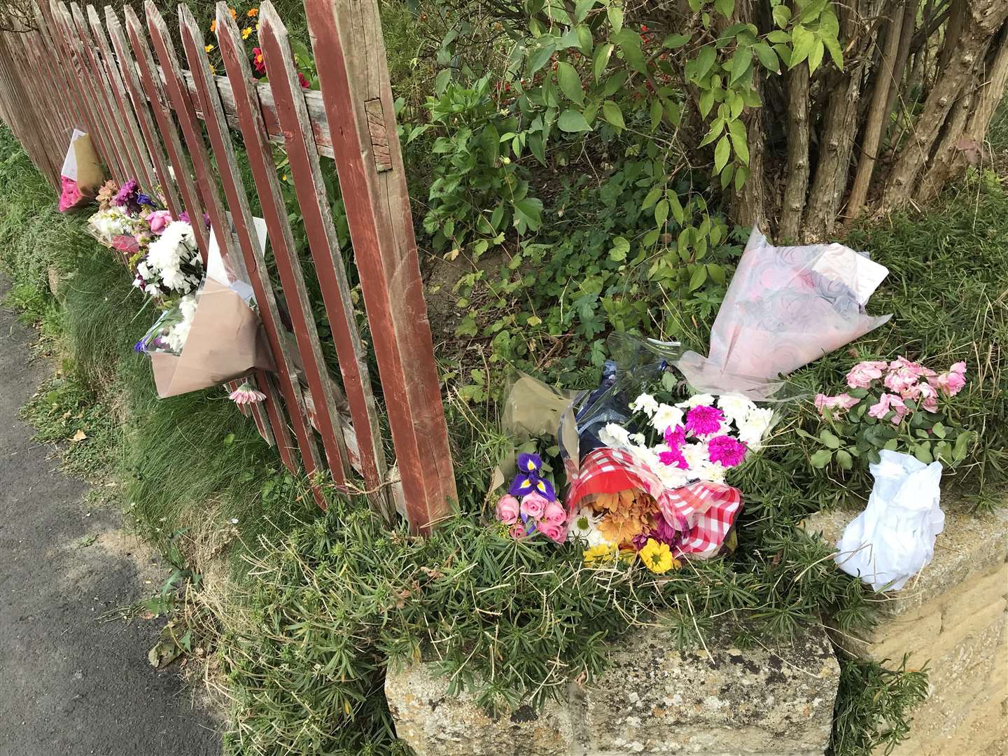 Floral tributes left in memory of Margaret and Sharon Harris (4546068)
