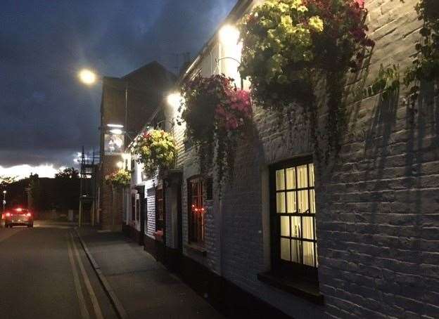 Sitting right on the roadside, brightly lit and displaying some spectacular hanging baskets, The Farrier in Deal looked incredibly warm and welcoming.