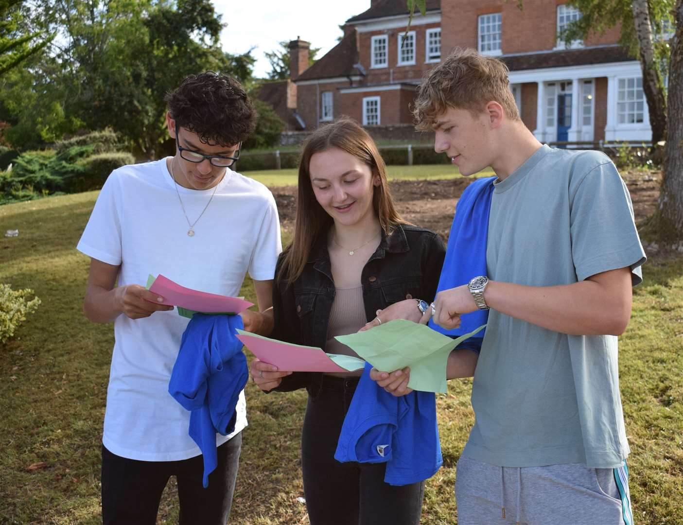 Homewood School students got to get together to open their GCSE results today (40910437)