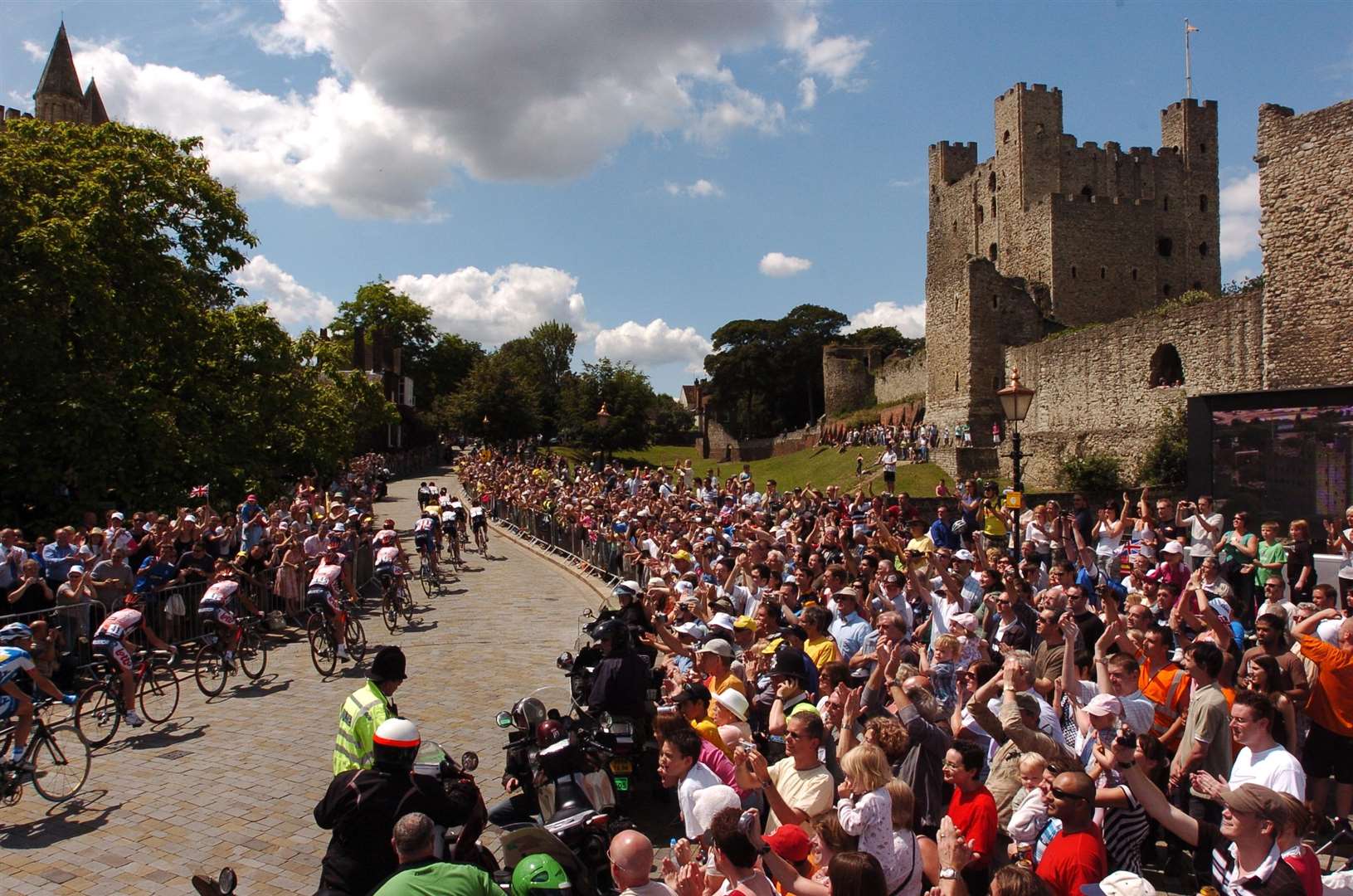 Crowds watching the 2007 Tour de France through Rochester
