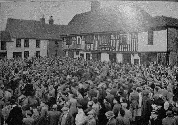 The East Kent Hunt outside the Smithie's Arms. Date unknown. Picture: dover-kent.com