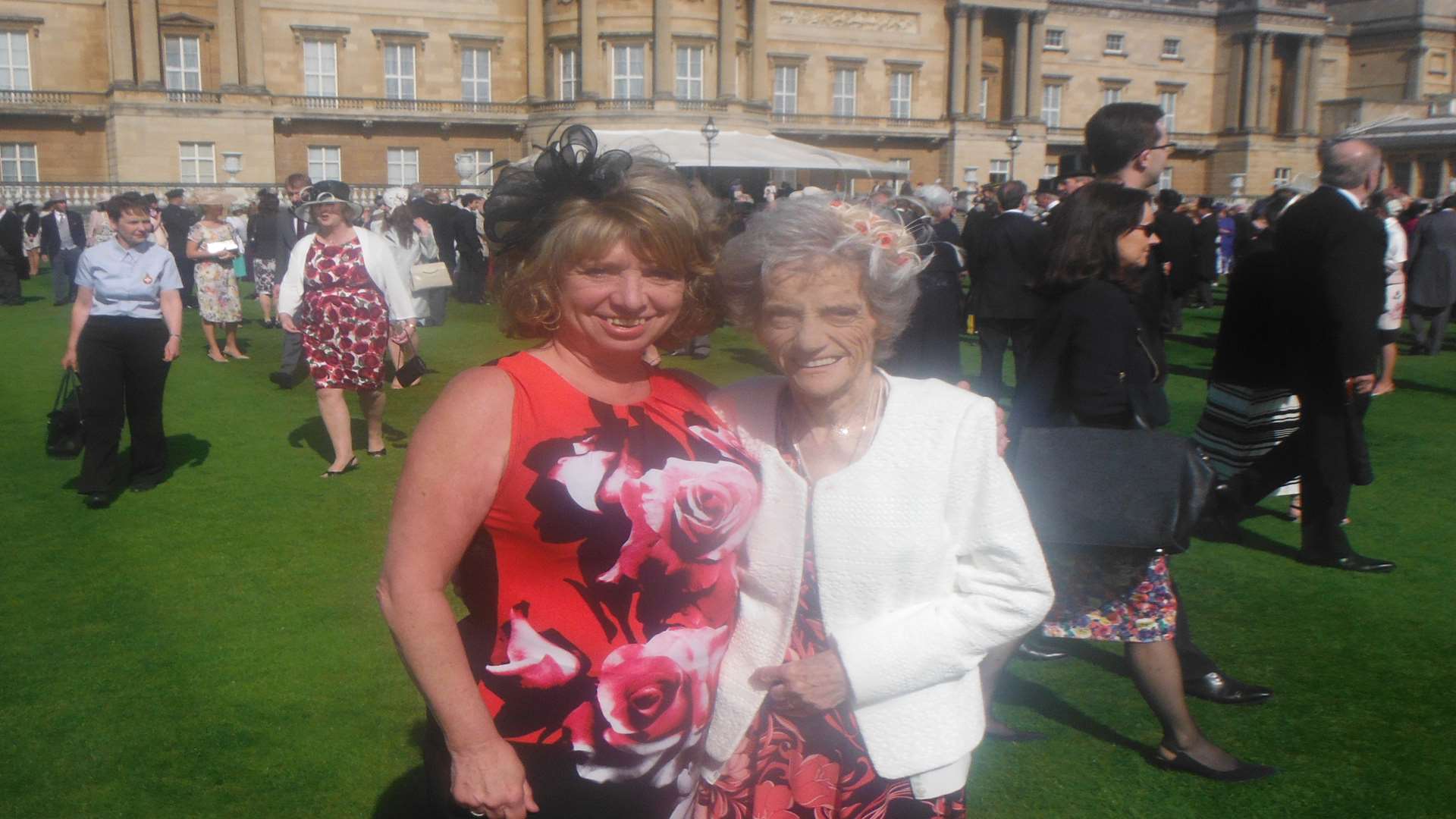 Doris Daniels with her daughter Carole Shaw at Buckingham Palace