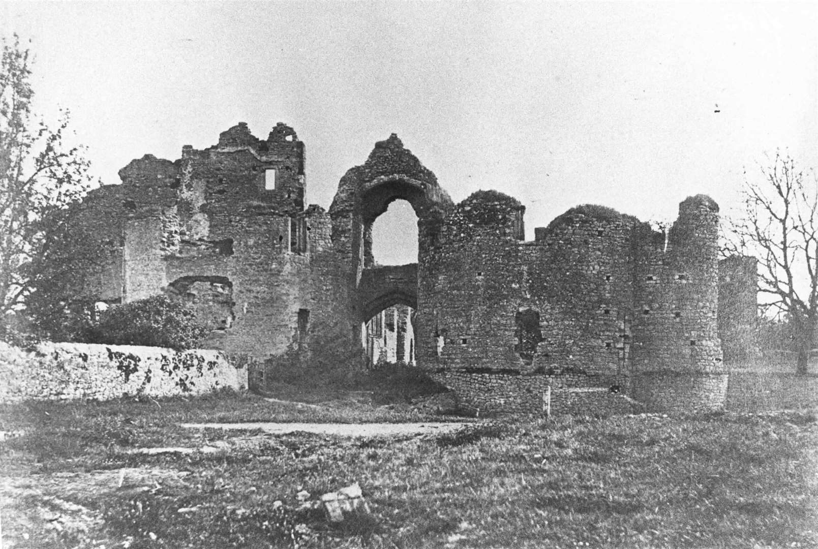 The ruins of Leybourne Castle in September 1976