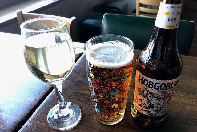 I decided not to go for John Smiths or a Neck Oil so opted for a bottle of Hobgoblin Gold. Mrs SD went the usual Sauvignon Blanc route