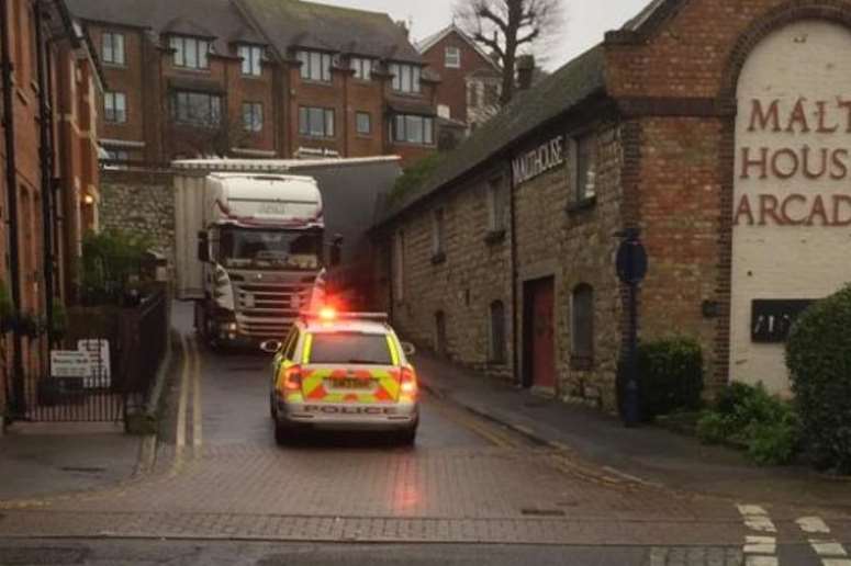 Lorry stuck in Malthouse Hill. Pic by @nickelf on Twitter