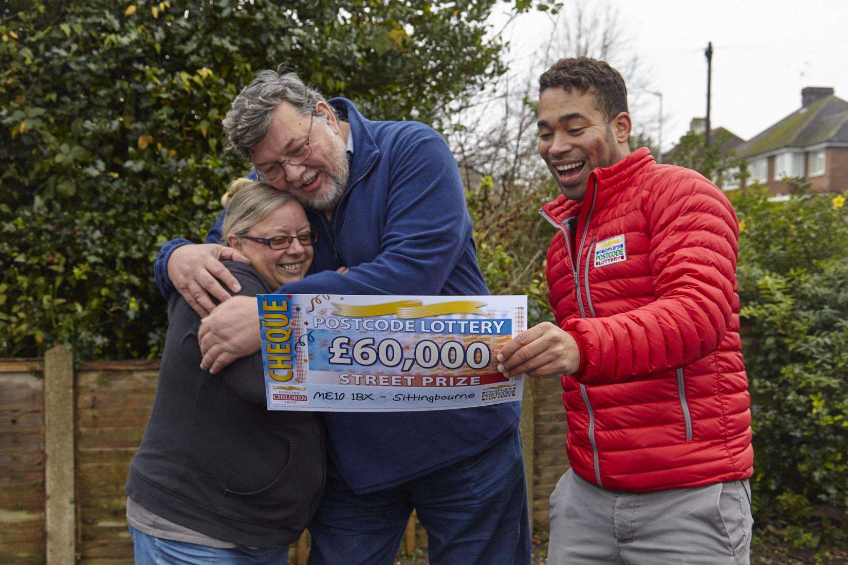 Martin and Julie Kite with Danyl Johnson and their cheque (5608847)
