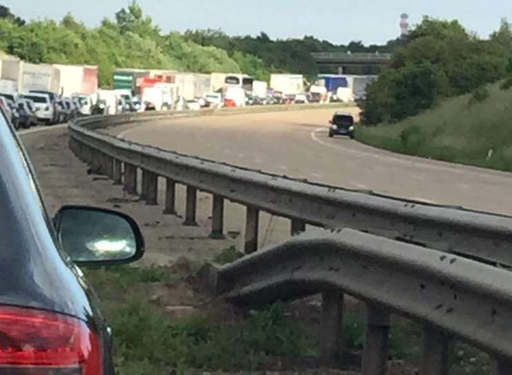 Queuing traffic on the M20. Picture: @andybdjuk