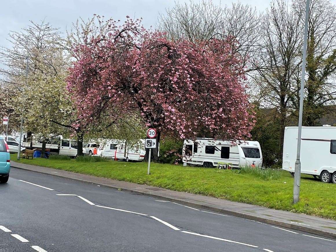 Travellers pitched up in Ash Road, Hartley