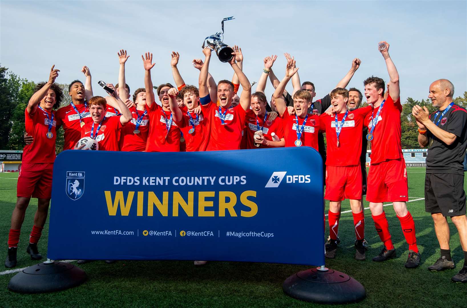 Tunbridge Wells Foresters lift the Junior B trophy Pictures PSP Images