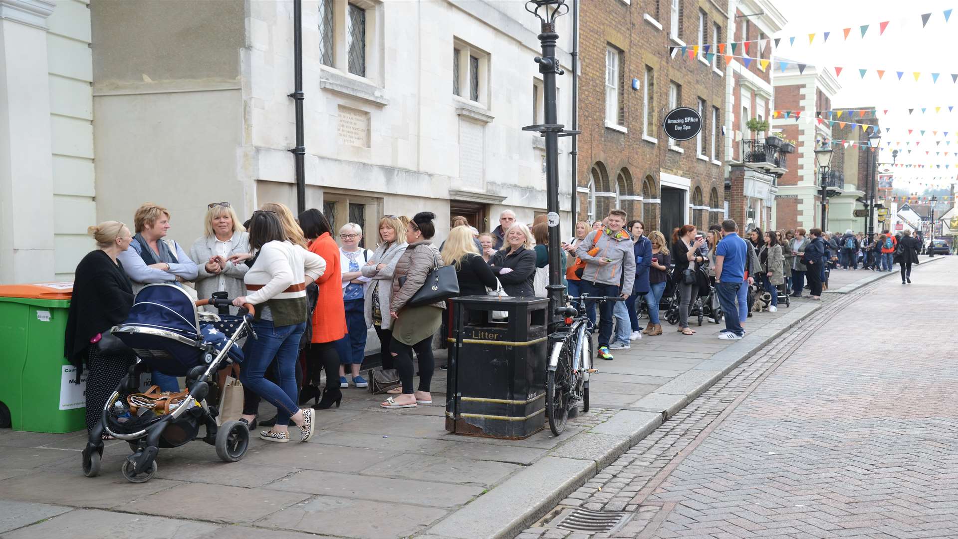 Fans queuing for Craig David tickets in Rochester