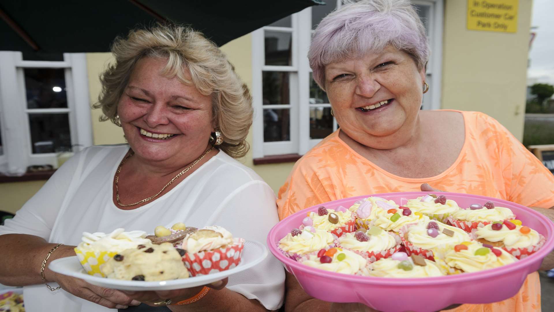 Tracey Sadler, left, and Mandie Ross with their cakes. Picture: Andy Payton