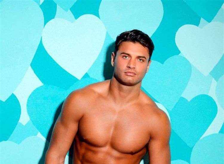 Love Island star Mike Thalassitis who has died aged 26 (7822112)