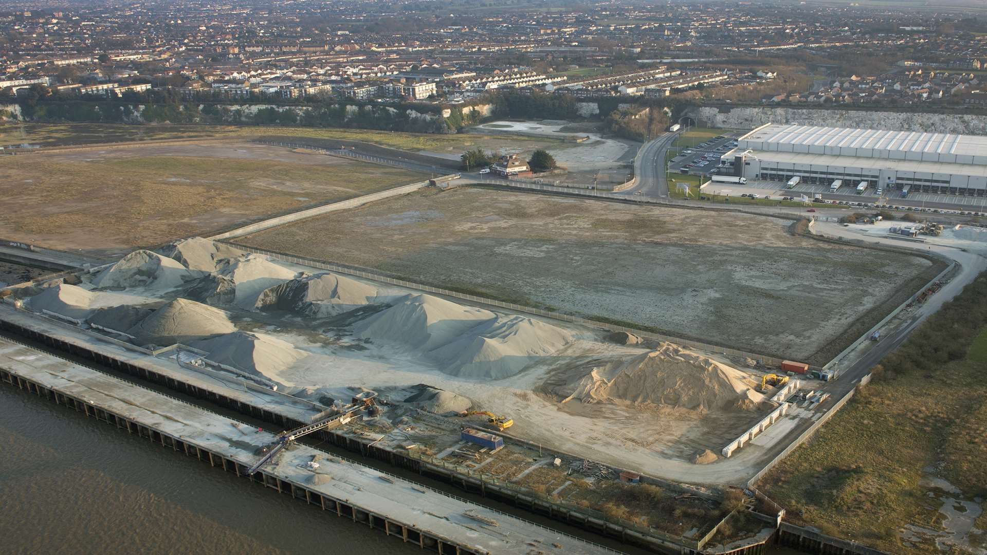 Ebbsfleet Development Corporation has approved plans to build commercial space at Northfleet Embankment East on the banks of the River Thames