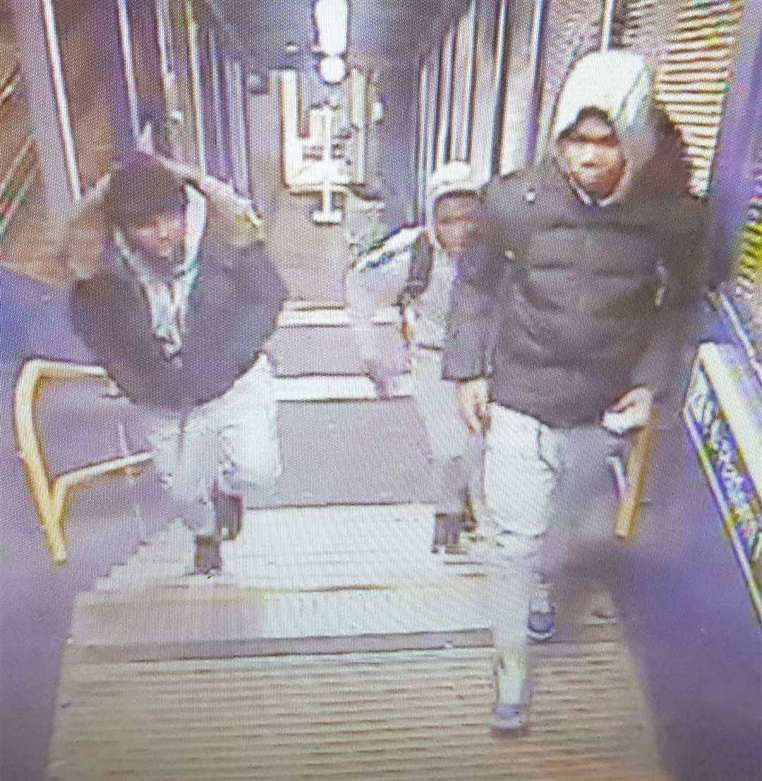 CCTV images released by British Transport Police following a robbery on a train between Gravesend and St Pancras. (33216274)
