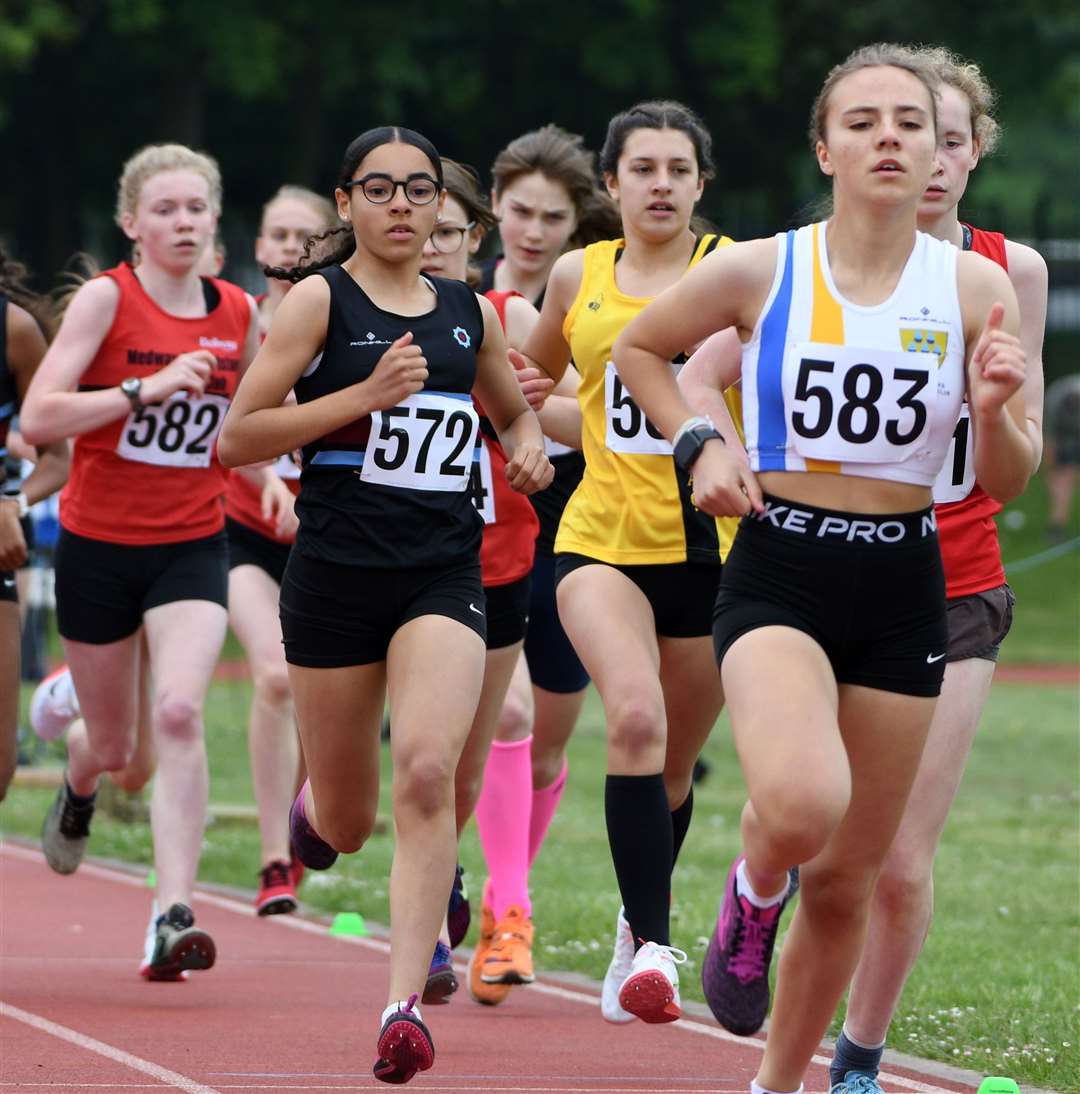 Holly Diprose (Sevenoaks AC, No.583) broke the five-minute barrier with 4min58.39sec for fourth place in the under-15 girls' 1,500m final. Picture: Barry Goodwin (56700011)