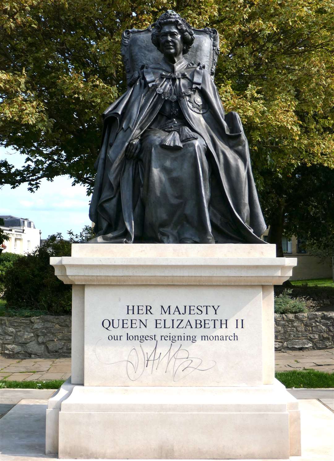 Statue of The Queen in St Andrew's Gardens, Gravesend, vandalised