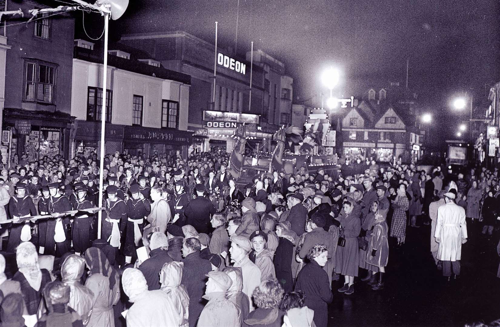 Crowds gather outside the Odeon cinema in 1954. Picture: Countrywide Photographic