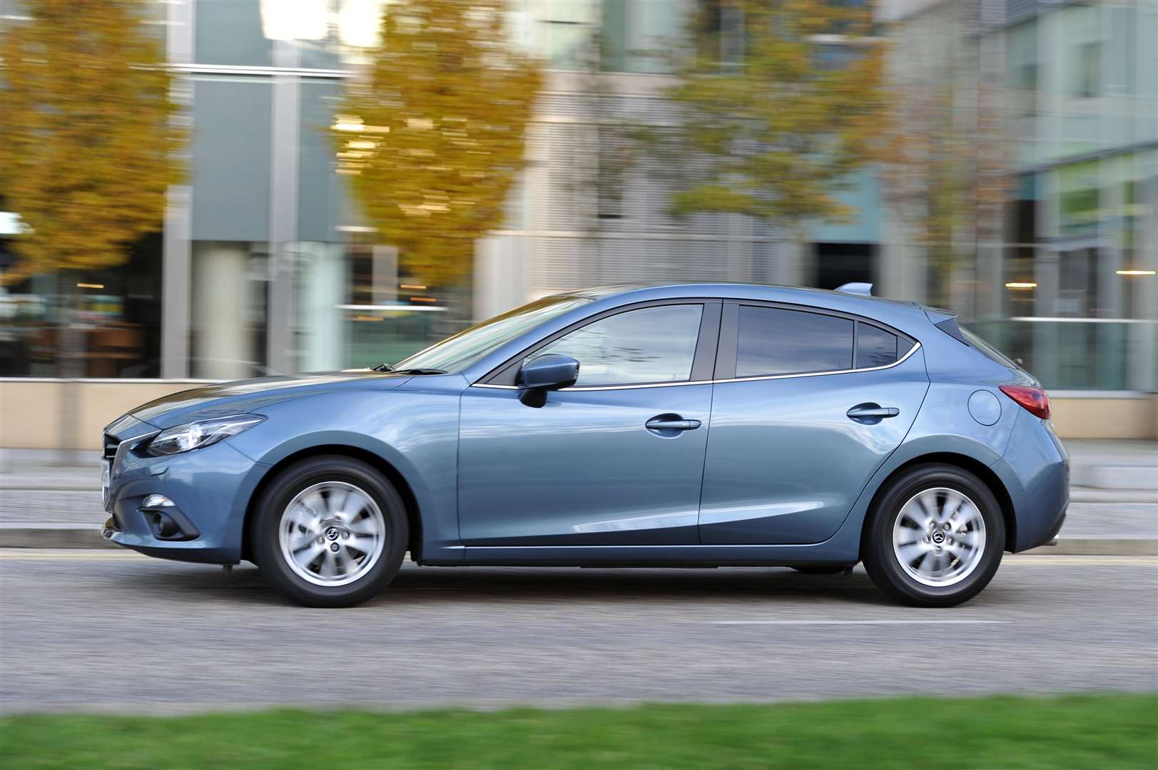 All Mazda3s have alloy wheels (6912388)