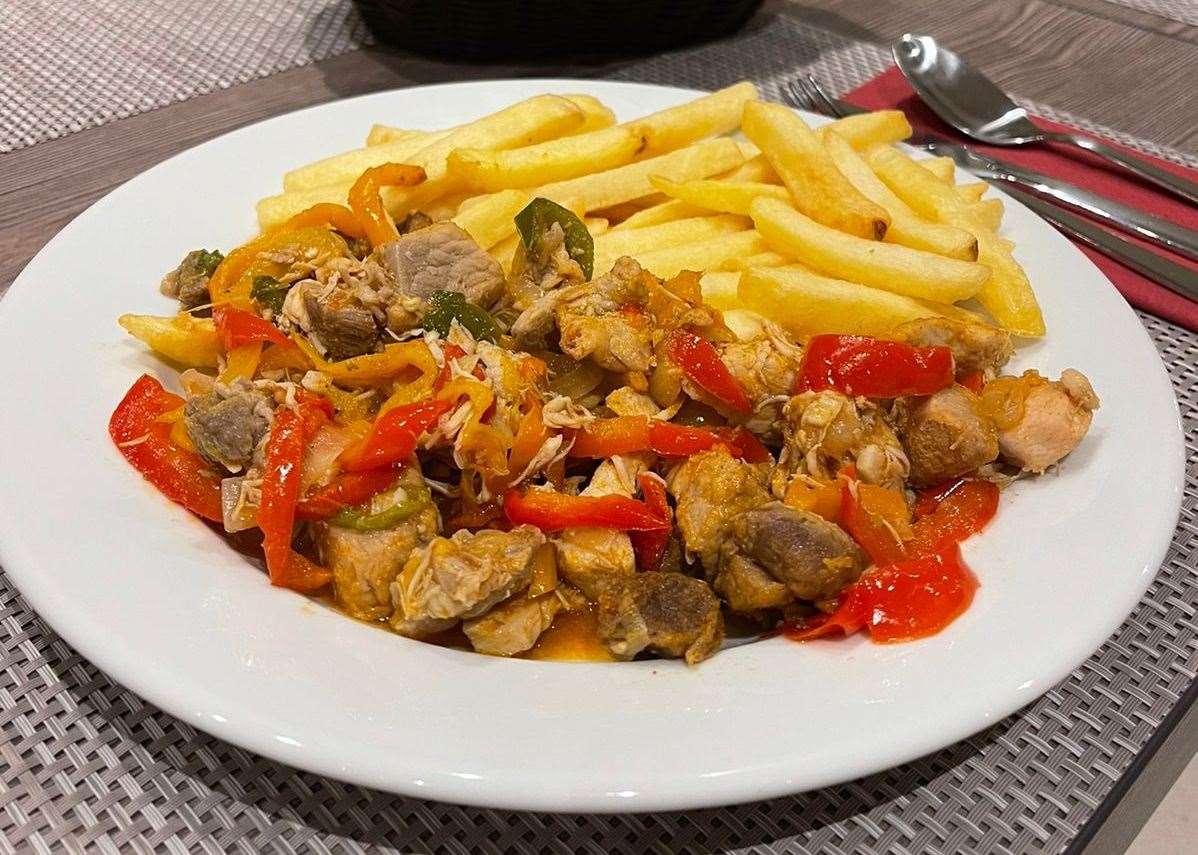 Felul de mâncare picant include carne de porc, pui și ardei.  Foto: Wassily Kondoraro