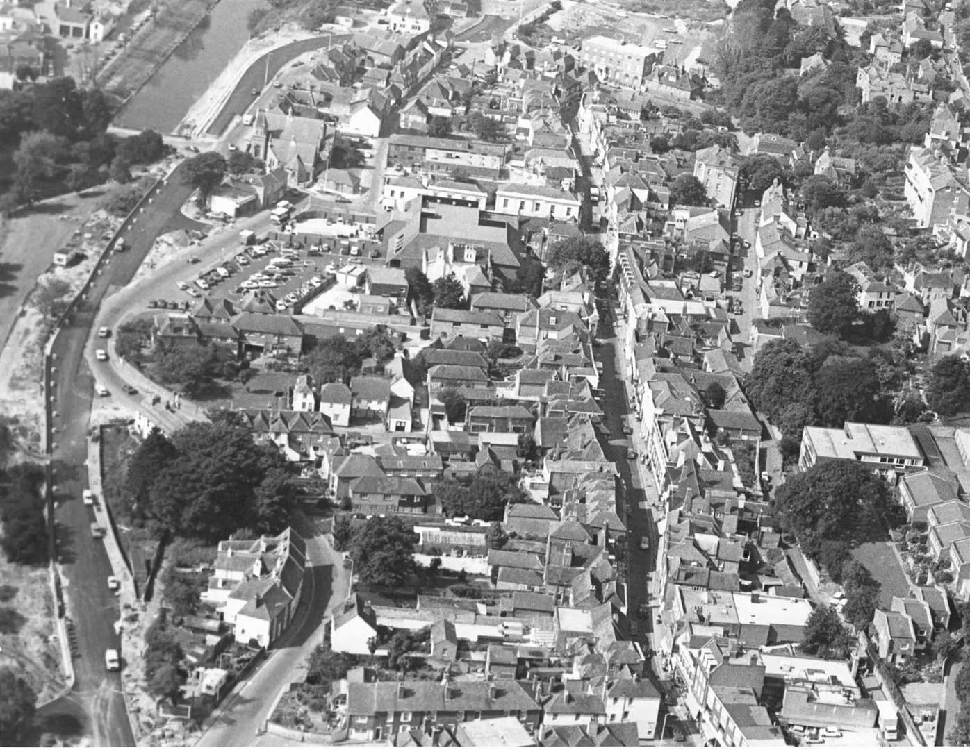 The centre of Hythe in 1980. The high street can be seen running through the middle of the frame