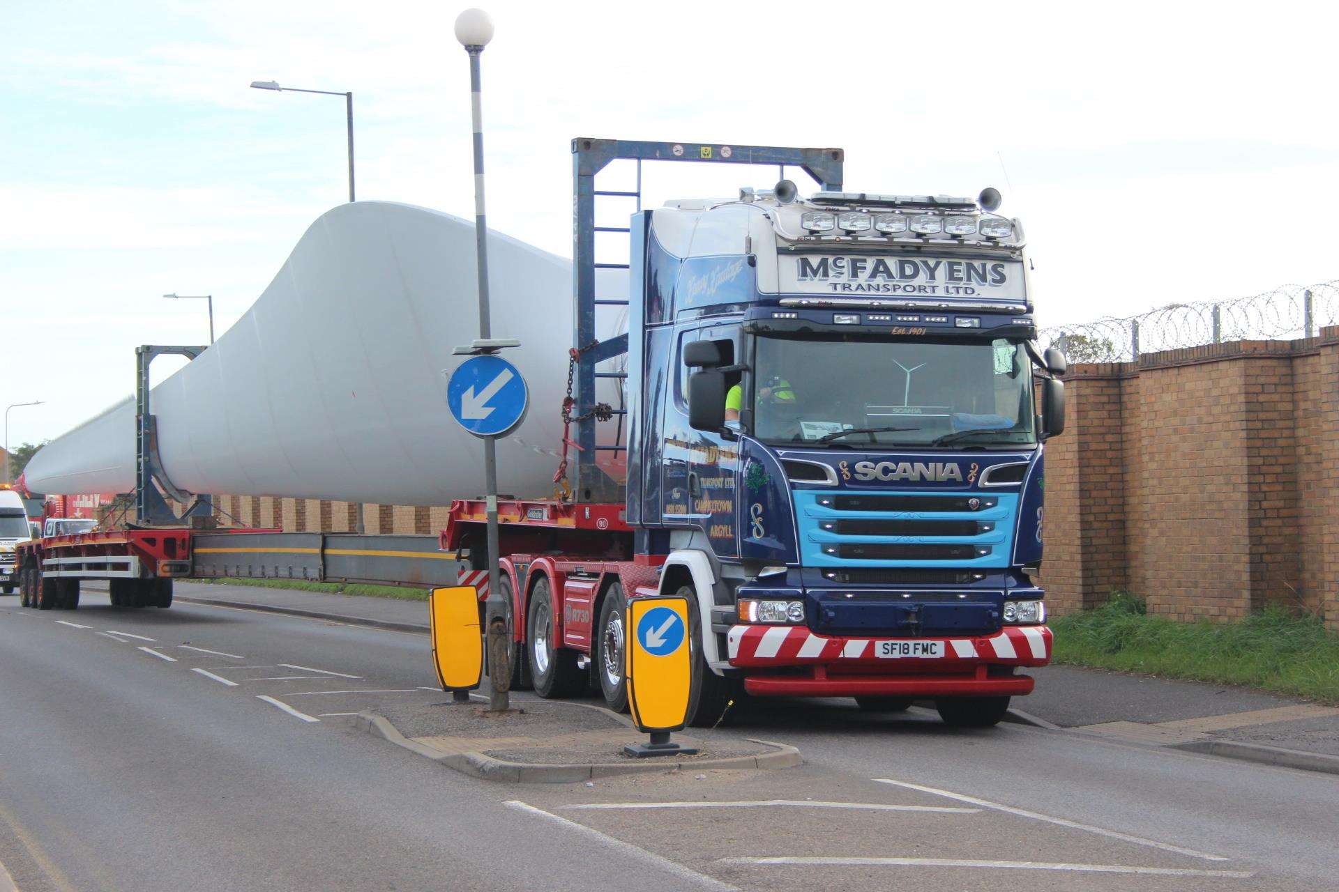 Turbine blade on its way to New Rides Farm, Eastchurch on the Isle of Sheppey from Sheerness Docks (4761108)