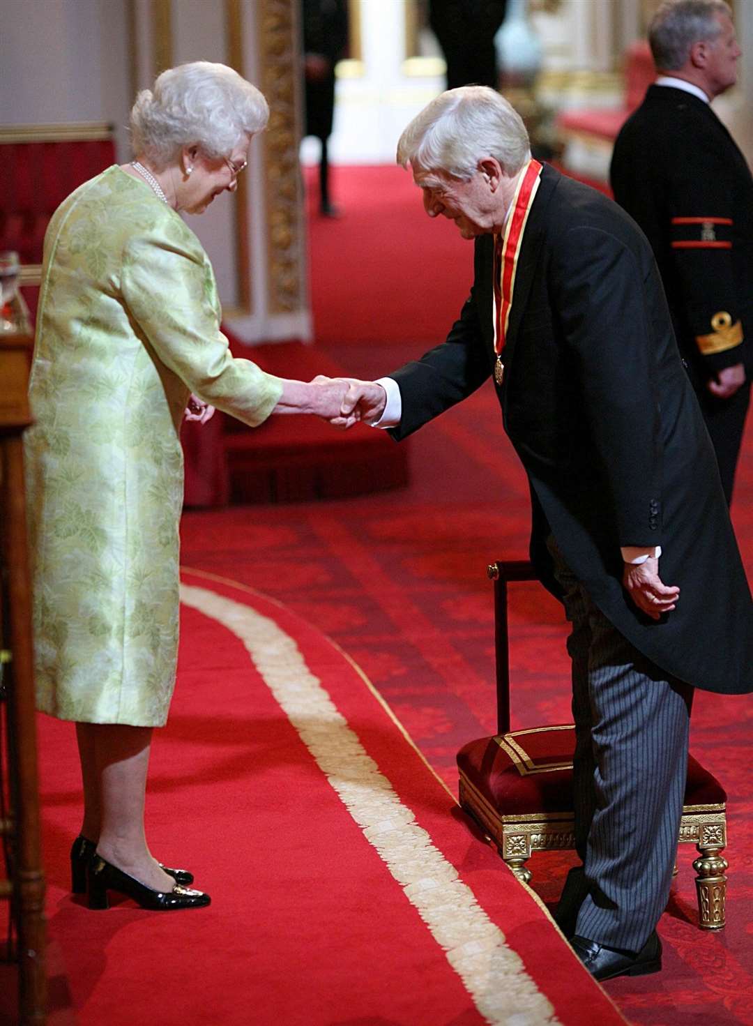 Sir Michael Parkinson receives his knighthood from the Queen at Buckingham Palace in 2008 (Martin Keene/PA)