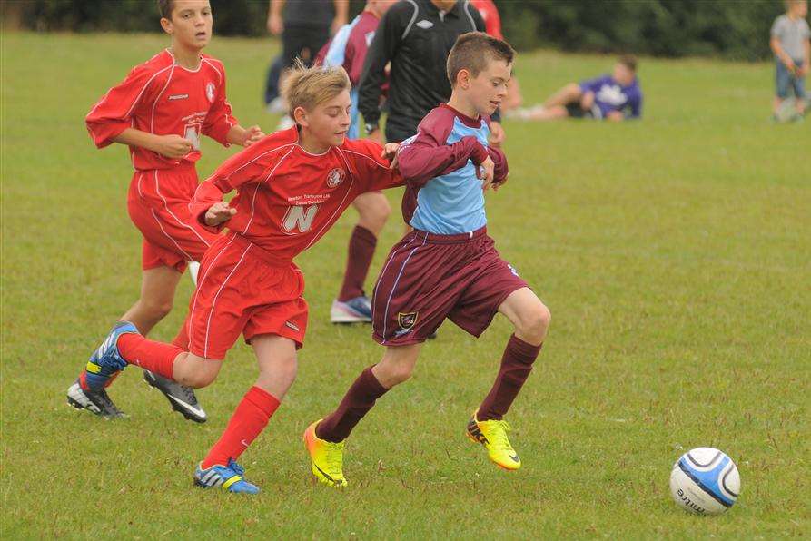 Istead United Colts under-13 (red) versus Wigmore Youth