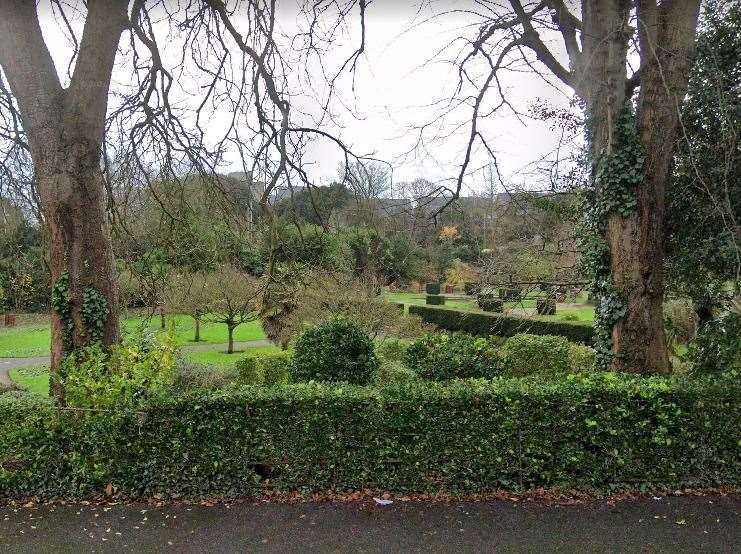 The assault and attempted robbery happened in Kingsnorth Gardens in Folkestone