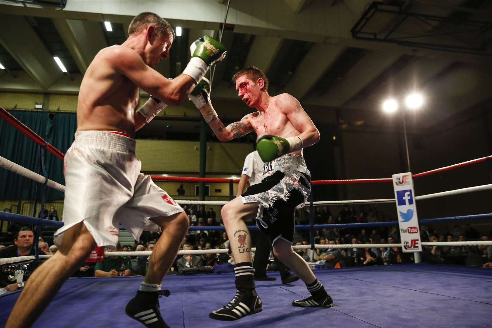 Ricky Leach (noir) contre Aivaras Balsys dans un combat de poids coq à Medway Park Photo: Countrywide Photographic