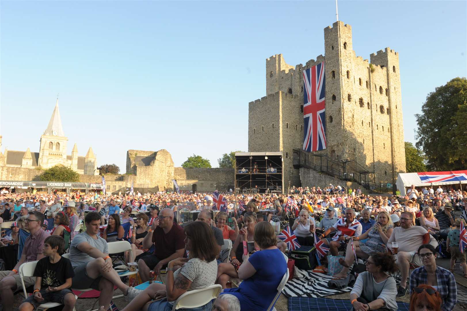 Rochester Castle Gardens..Castle concerts..Royal Philharmonic proms..Picture: Steve Crispe. (3064468)