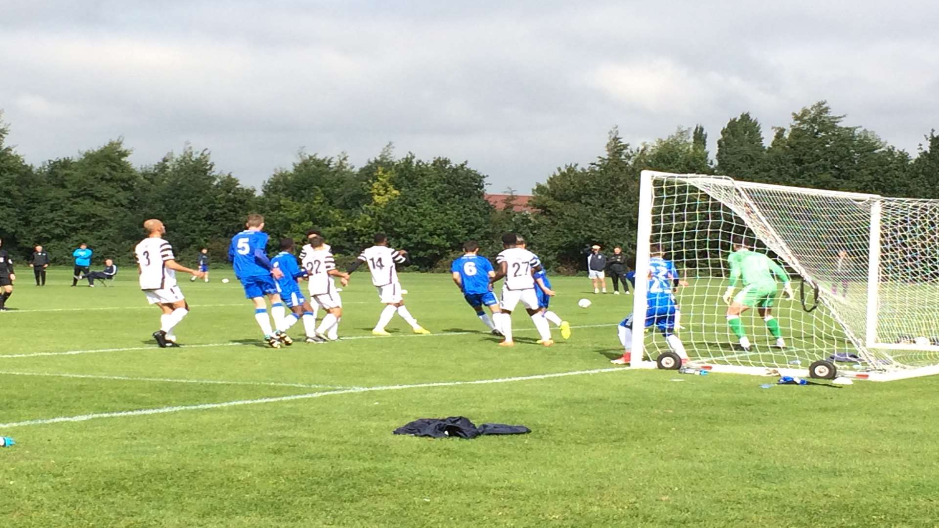 Gills defend a corner against Maidstone United