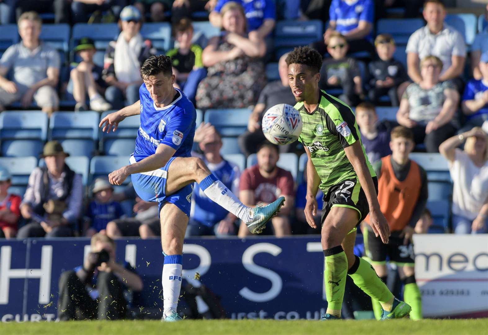 Callum Reilly aims a cross. Gillingham FC (blue) vs Plymouth Argyle, League One football action from Priestfield Stadium, Redfern Avenue, Gillingham.Picture: Andy Payton (1862022)