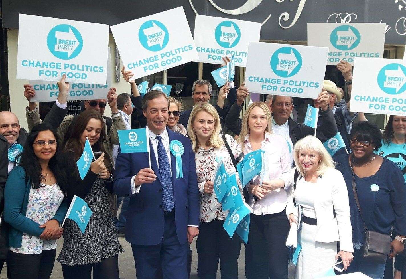 Nigel Farage with Brexit Party supporters in Gravesend (18760987)