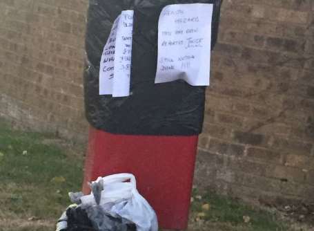 Notes have been put on the side of the bin to say it is a hazard. Photo by @wakeuptomakeups on Twitter.