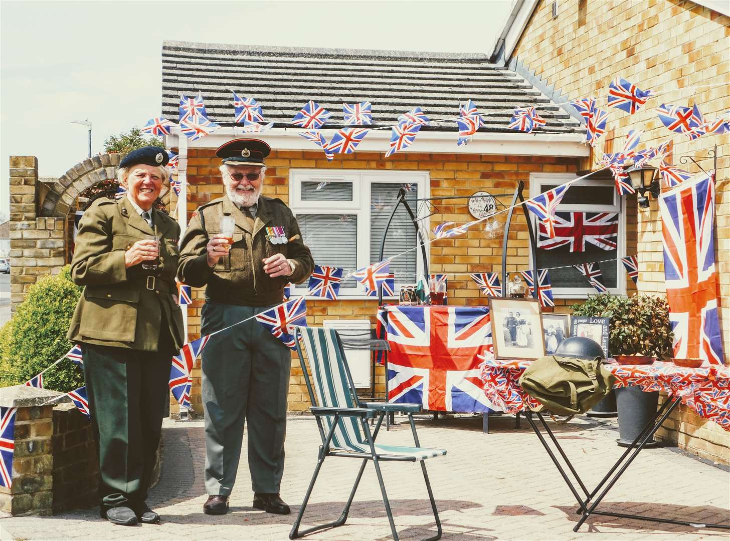 The Crouchers have a front garden VE Day picnic in Coxheath