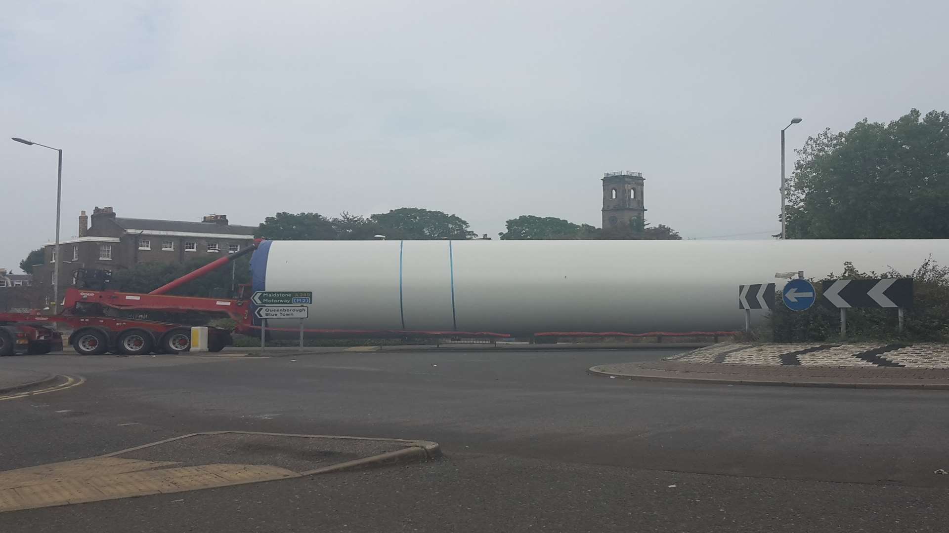 Abnormal load makes its way through Kent