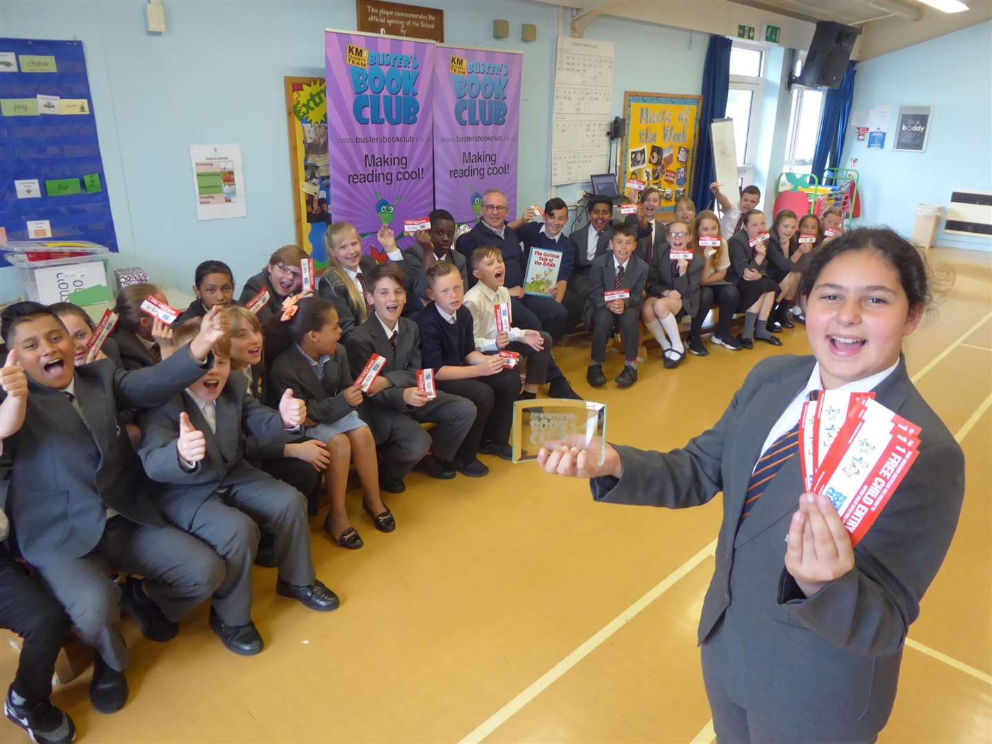 Melis Kocayigit and Year 6 at Kingfisher School with author Anthony Cooper. (2226863)