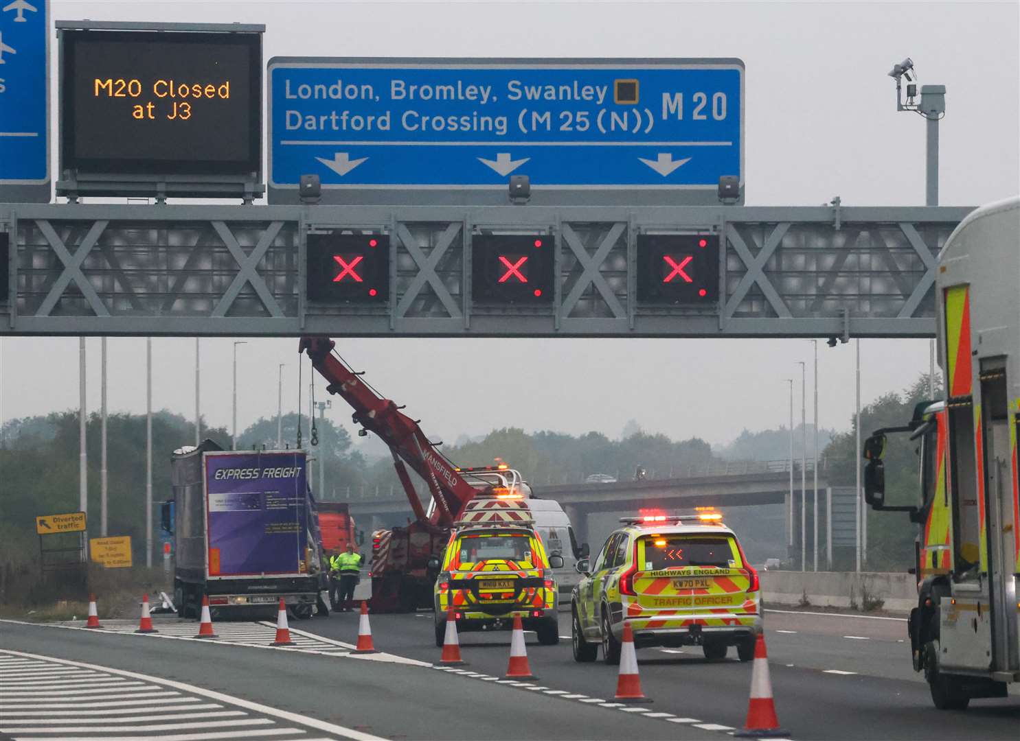 M20 showing signs for closed lanes after accident. Picture: UKNIP
