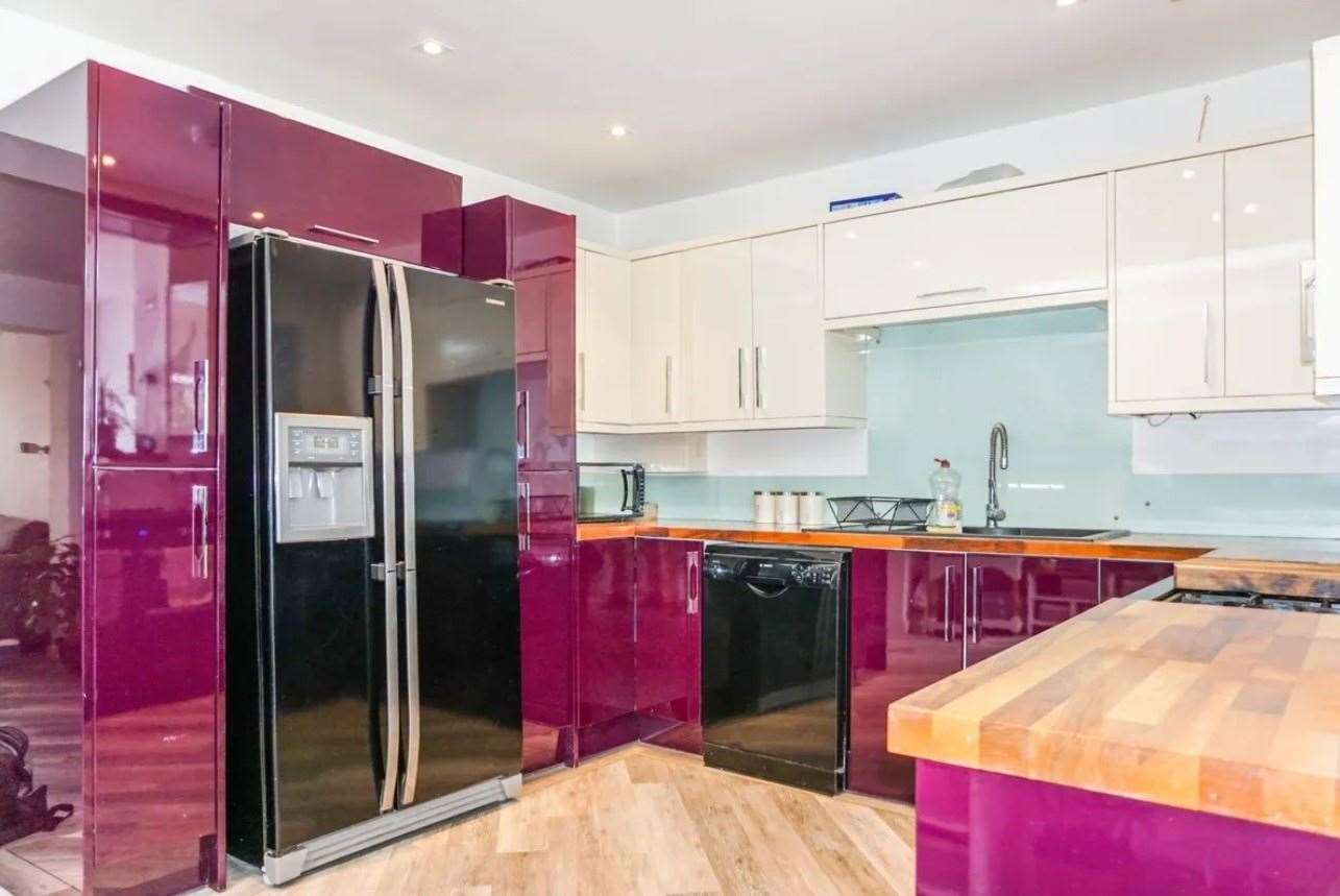 Bold colours in the kitchen. Picture: Zoopla / Purple Bricks