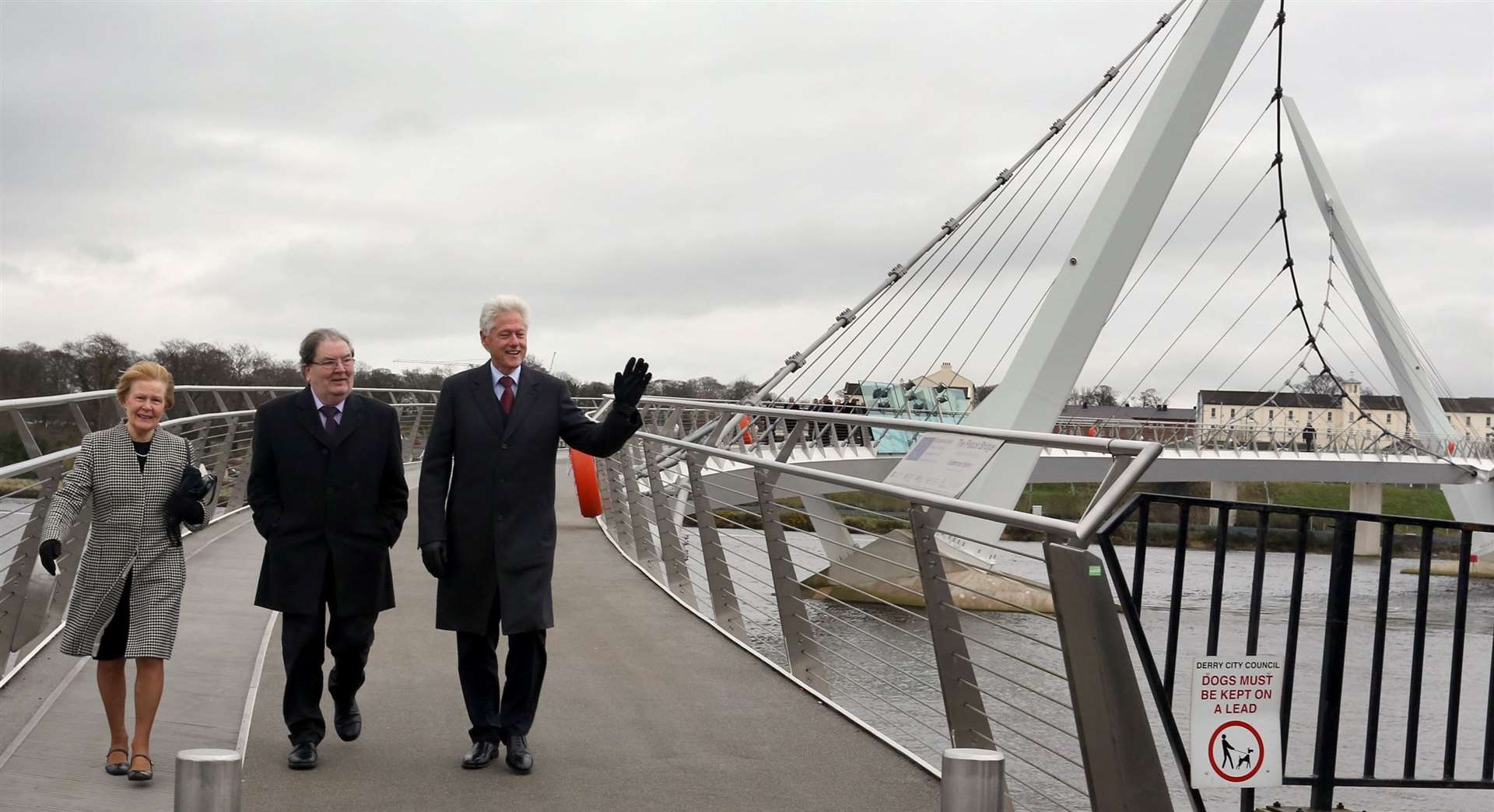 Bill Clinton with John Hume and his wife Pat as they walk along Derry’s Peace Bridge (Paul Faith/PA)
