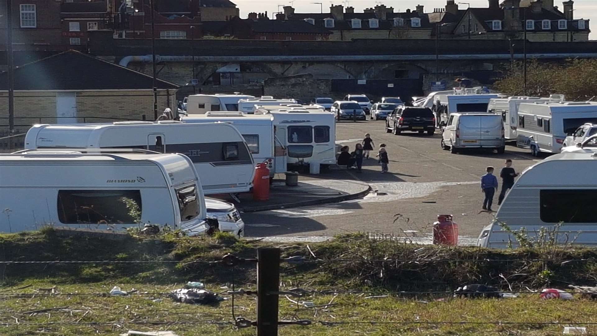 Travellers camped at Acorn Wharf, Rochester.