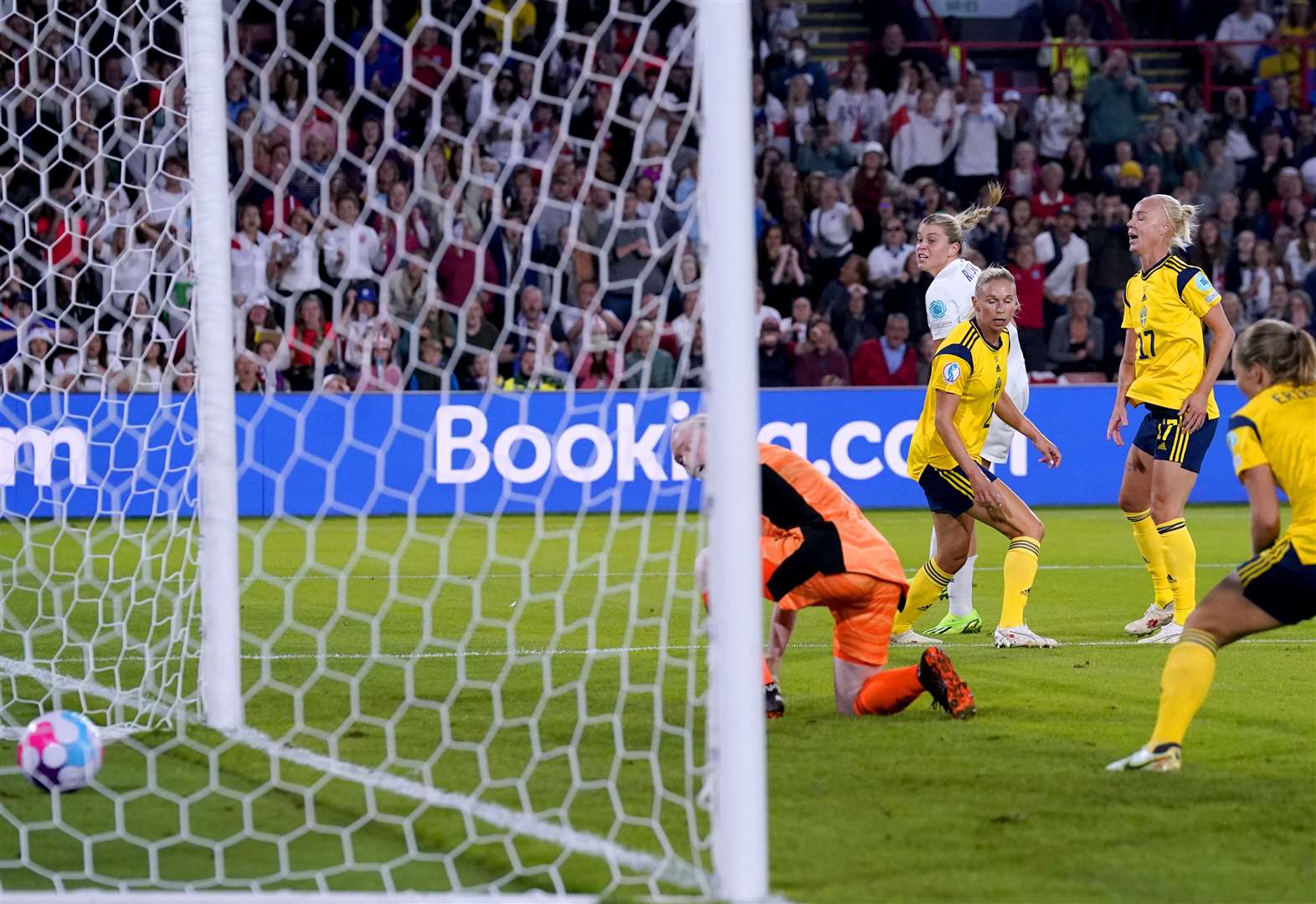Maidstone-fødte Manchester United-spiss Alessia Russo reagerer etter backheel-målet i Englands EM-semifinaleseier