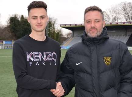 Maidstone boss Jay Saunders welcomes new loan signing Aaron Collins
