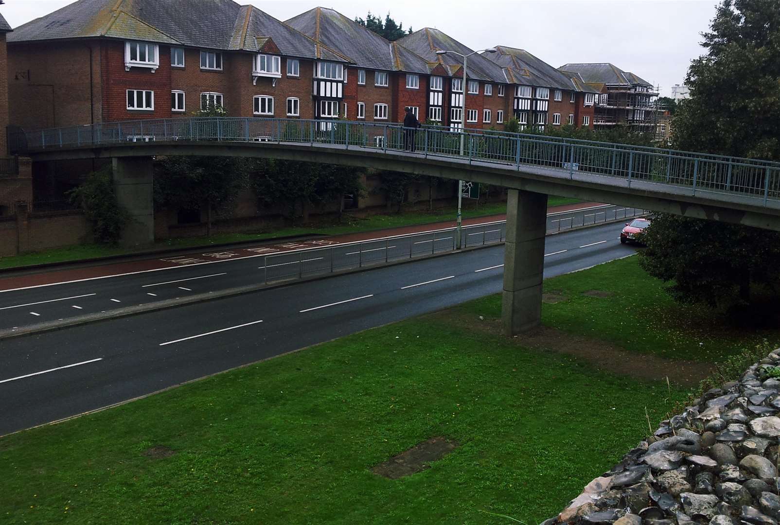 The man fell from the footbridge in Pin Hill over the city ring-road
