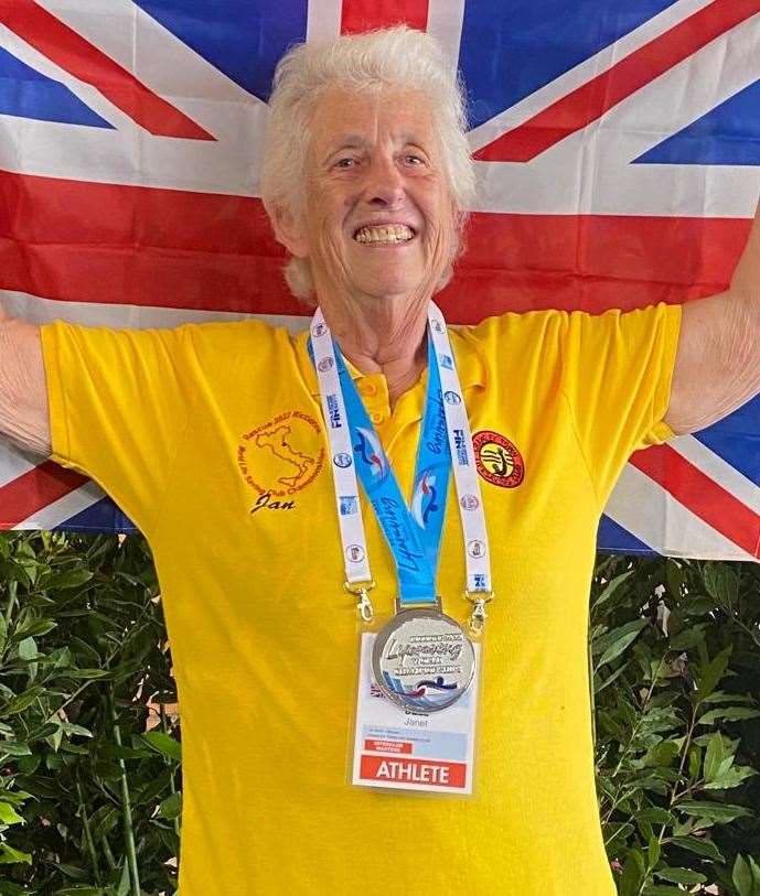 Jan Dell won gold at the Lifesaving World Championships and is now a world record holder