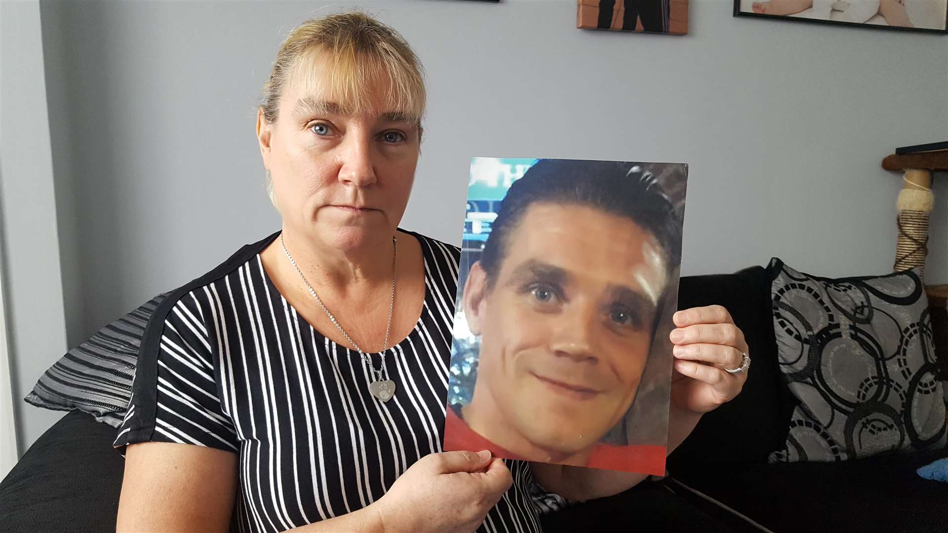 Jackie Kavanagh with a photo of her son Liam (6844137)