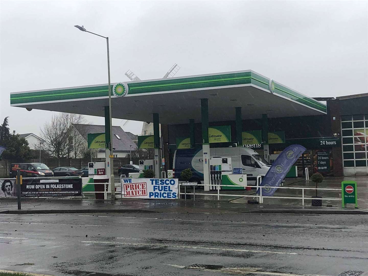 The incident happened at a BP garage in Hythe Road (7728914)