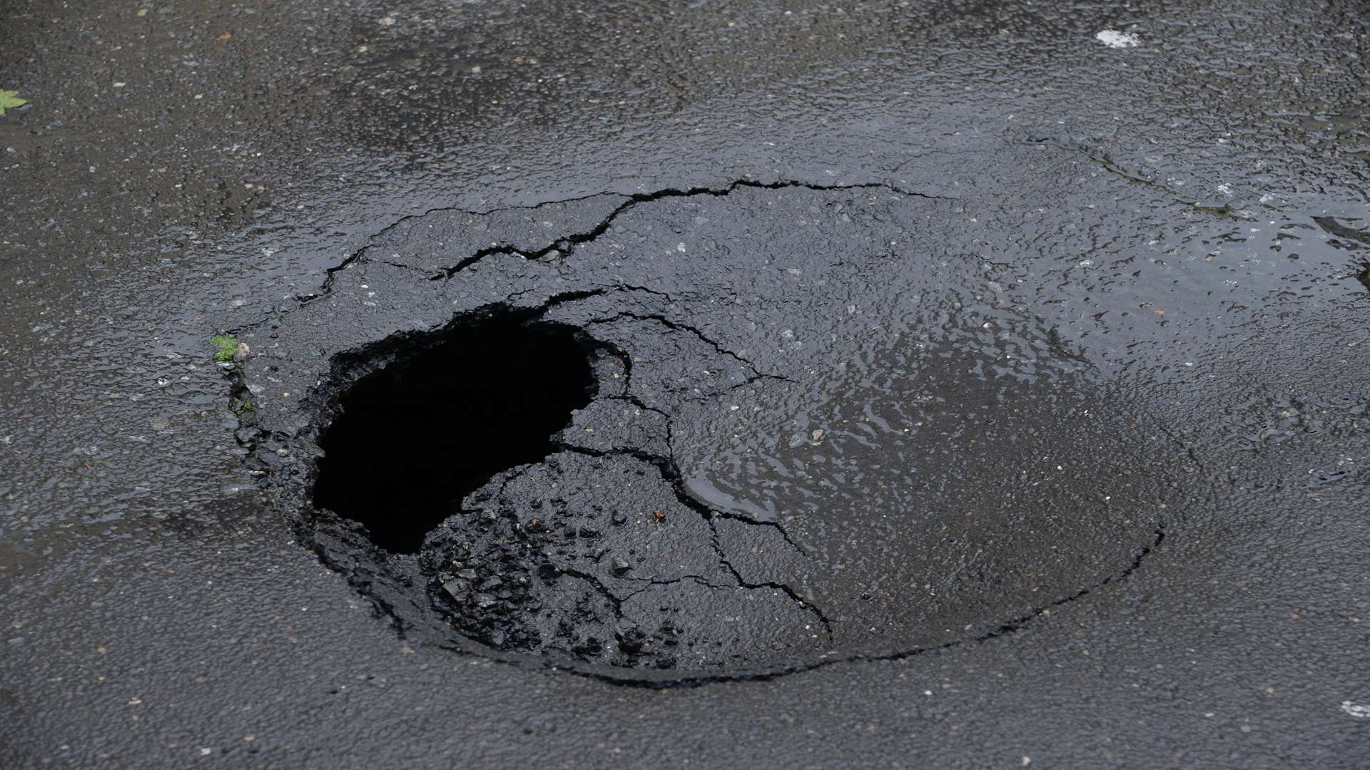Hole opening up in the middle of Victoria Grove